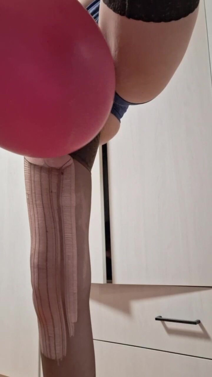 ElzaKom: 핫한 발롱 여주인 엘자 콤의 여주인