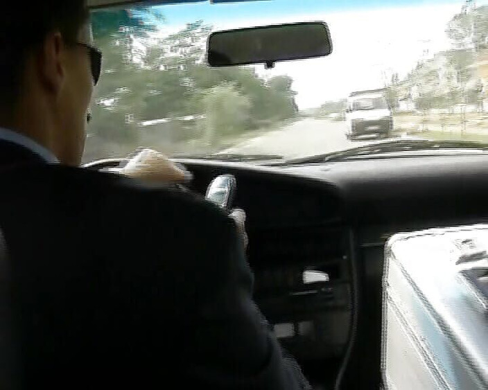 Enjoy German porn: 小奶子德国宝贝被坚硬的鸡巴和假阳具深深插入她的小穴