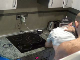 Gaybareback: HWebcam older guy fucked bareback in the kitchen
