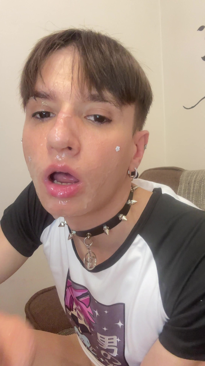 FemmeTwunkie: Femboy吮吸假阳具让整个脸都湿了