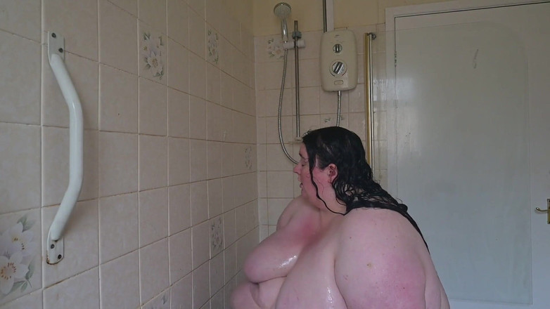 SSBBWLadyBrads: Сосок богині в душі розкривається