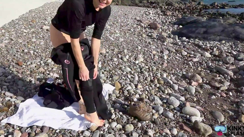 UKCuteGirl Lucy Lauren: Pelacur wetsuit mengejekmu gara-gara kedinginan!