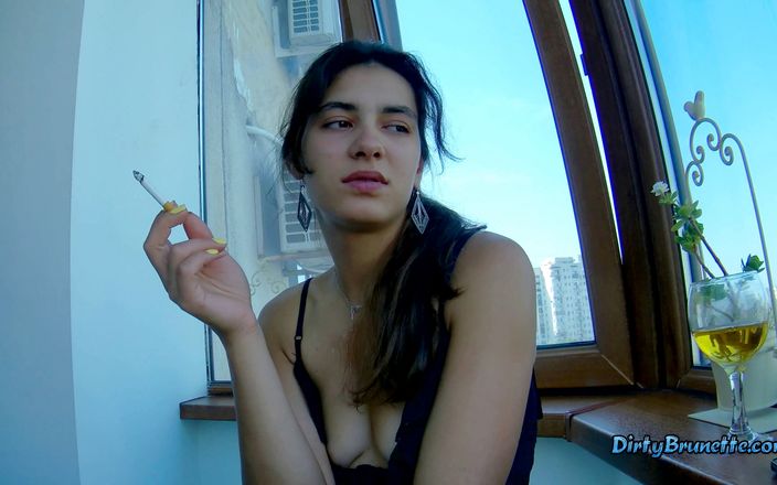 Dirty Brunette: Haar poesje vingeren op het balkon tijdens het roken
