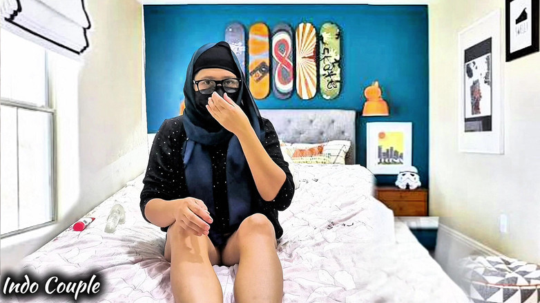 Indo Couple: Indo Muslim Beautiful Hijab Istri Bugil via Vallen Ngentot Mesum
