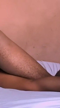 Geme a alta voce mentre riceve un grosso cazzo nero
