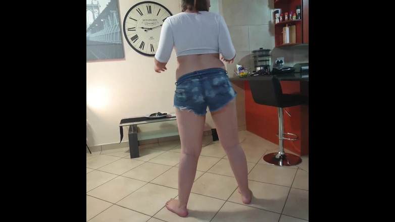 domslutfucker: Molliges teen mit zöpfen striptease bis nackt, während sie ihren...