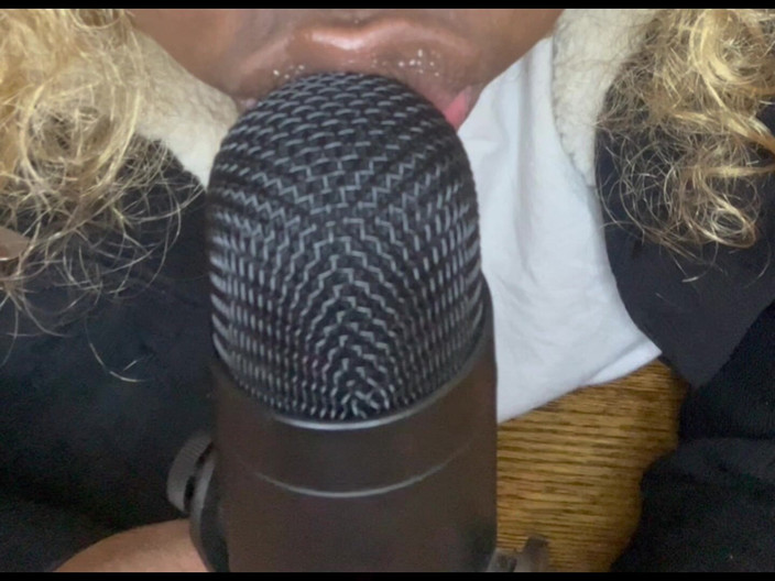 Anye Meshell: Asmr öpüşüyor ve yalıyor!