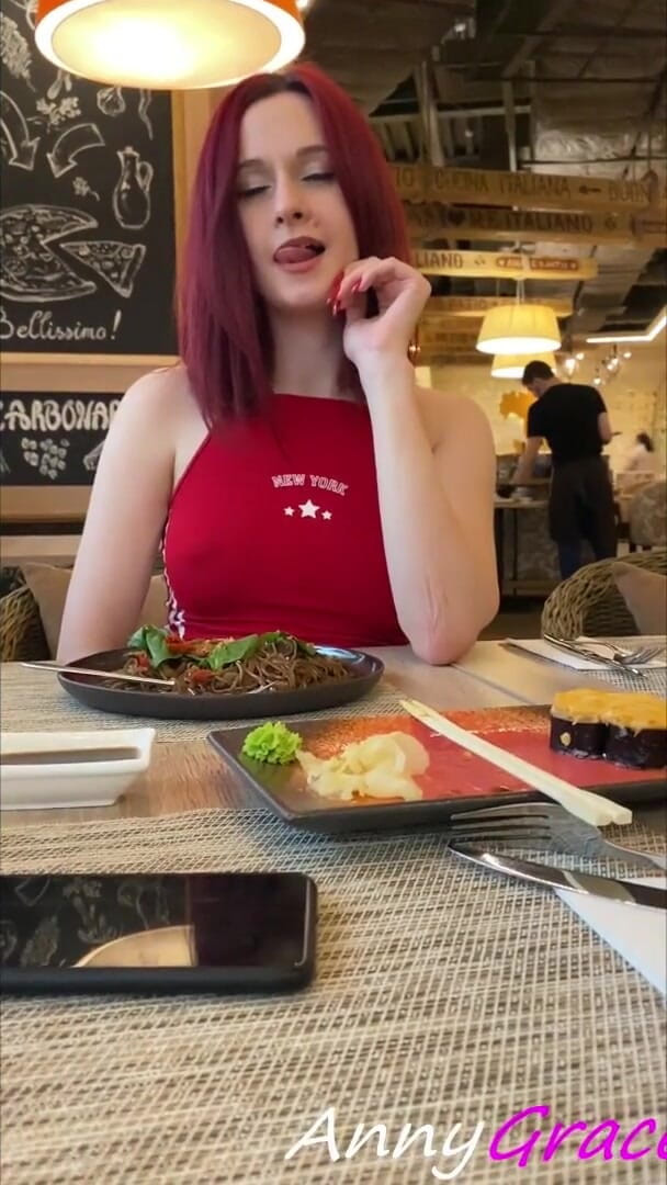 AnnyGrace: Linda chica con medias blancas masturbándose en el restaurante - Annygrace