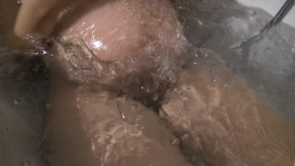 Souzan Halabi: Mamă sexy franceză cu sâni mari care face o baie în...