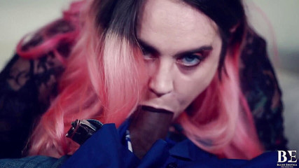 Blush erotica: ふしだらな女の妻は異人種間のセックスシーンで夫を寝取る