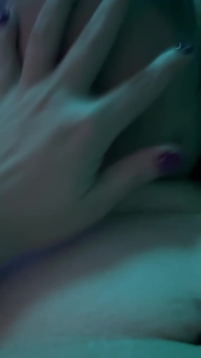 papiSwolio86: 稍微操了一下，然后舔她的阴部