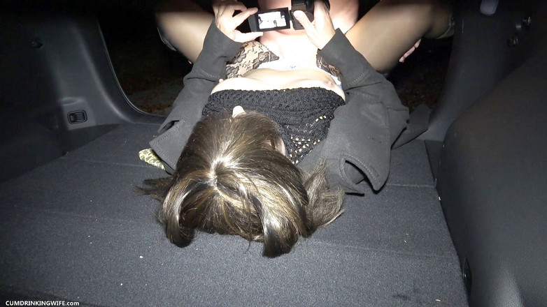 Cumdrinking Wife: 休憩所で夜の輪姦