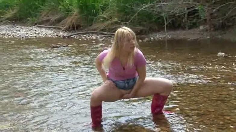 Femdom Austria: Pisse dehors avec une superbe blonde
