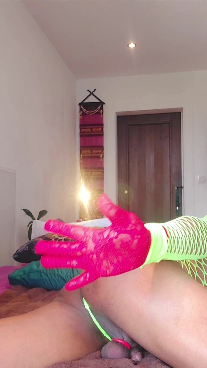 Milah CrossxxX: Ich zeige meinen schwanz und meinen arsch aus dem fenster...