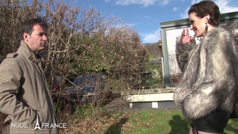 Nude in France: 成熟したブルジョワジーは、彼女の家と彼女のお尻を同時に見せてくれます