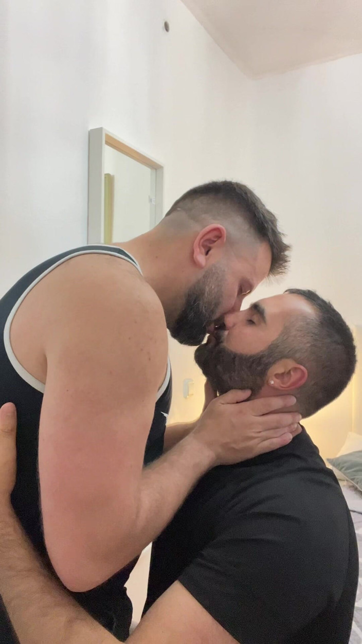 Growing teddy: Italian and Spanish Bears Kissing