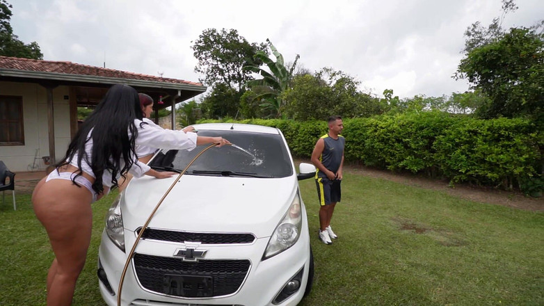 TommyMiller: Dvě sexy myčky aut mu myjí auto a nakonec ho...