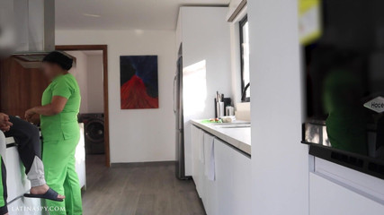 Time traveler: Servitoare cu țâțe uriașe