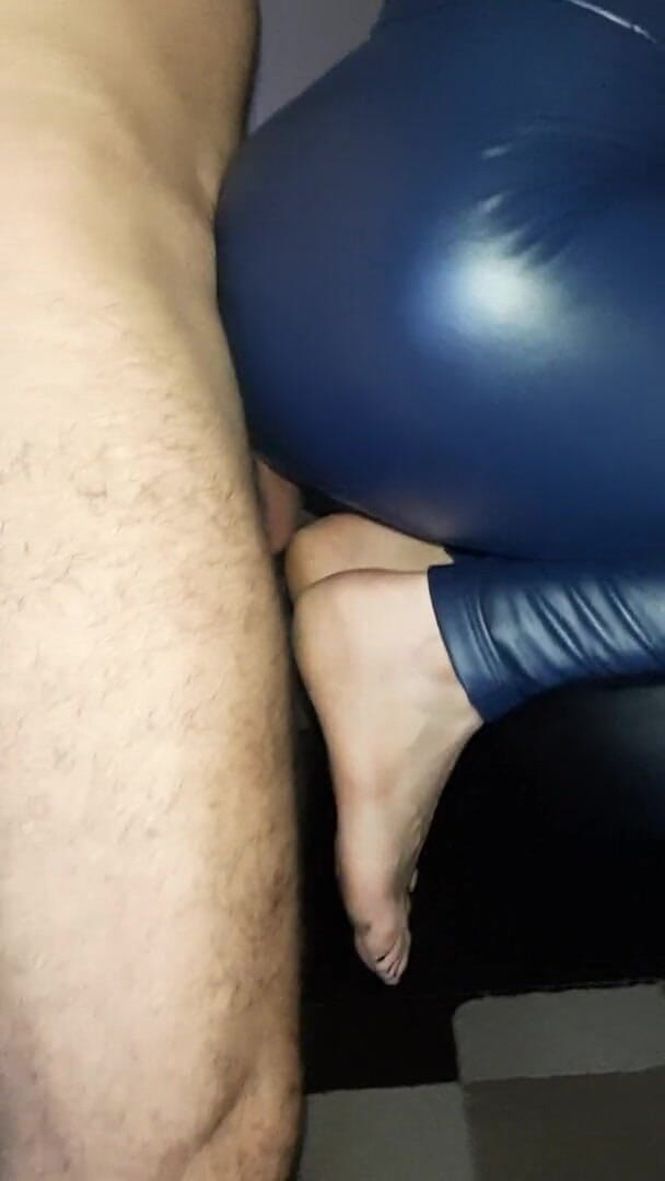 Shiny leather assfuck: Brillante culo follado en pantalones de látex azul