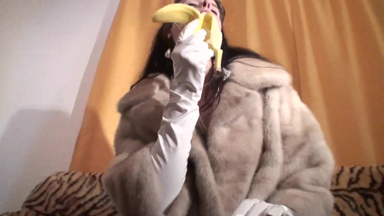 Femdom Austria: Spex brunette talking dirty while eating banana