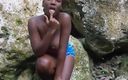 Jhodez1: Topless Ebony tonåring modellering av Valley Rocks naken scen vid...