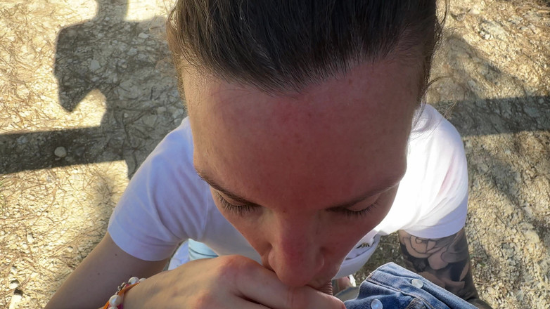 Wendy Burde: Herkesin önünde bir yürüyüşçüyü emiyorum