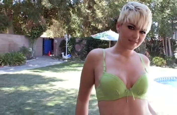 Chica Suicida DVD: Claudia Downs Adalah Salah Satu Pelacur Baru