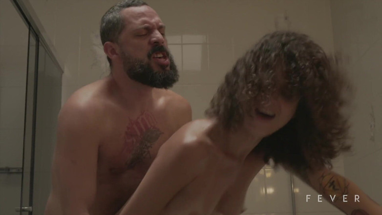 Fever Films: Пара трахається у ванній після депіляції