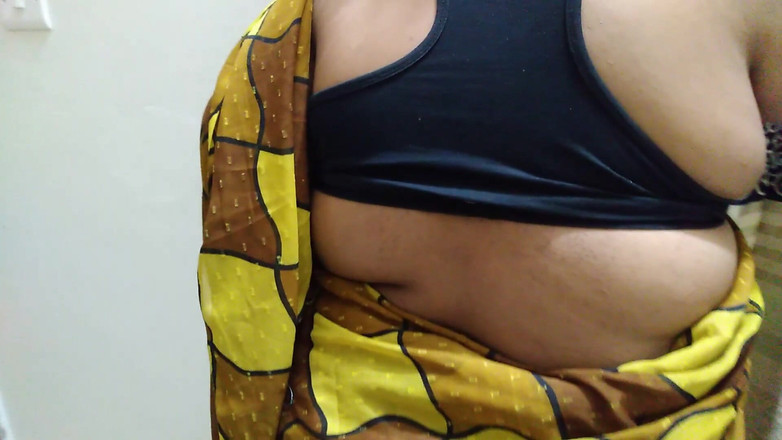 Aria Mia: Velká prsa a velký zadek Super sexy žena - 18letý chlap svléká sexy ženu...