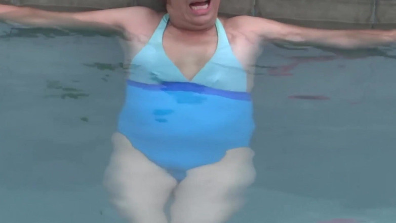 Ardientes69: 视频 1/3 - 我 58 岁的妻子在海滩上炫耀