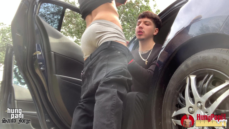 Hung Papi: デカチンをしゃぶるノーカットチンポを野外でパピぶら下げて捕まえられる!