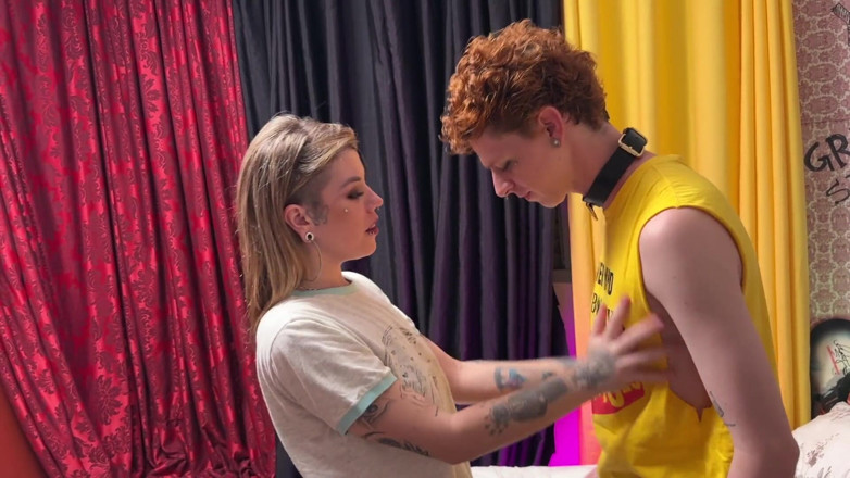 Quente club: Loira gostosa e tatuada e submissa