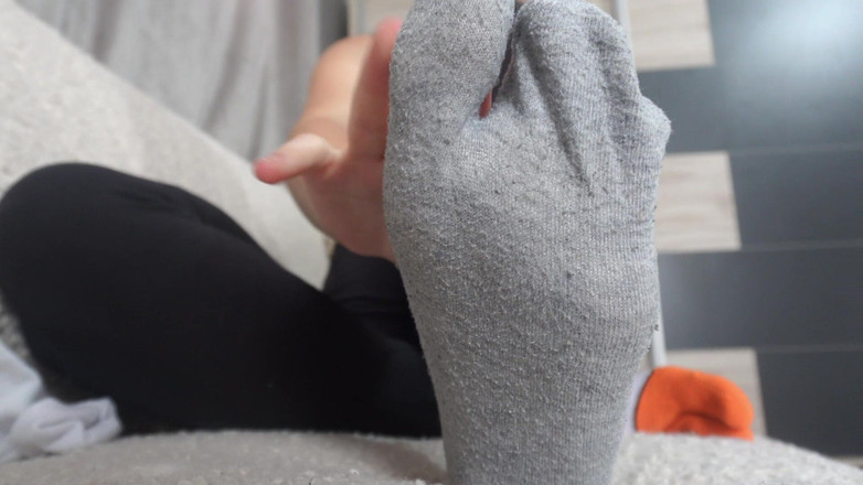 AmayaMori: Minha meia-irmã experimenta como é usar meias tabi japonesas e depois...