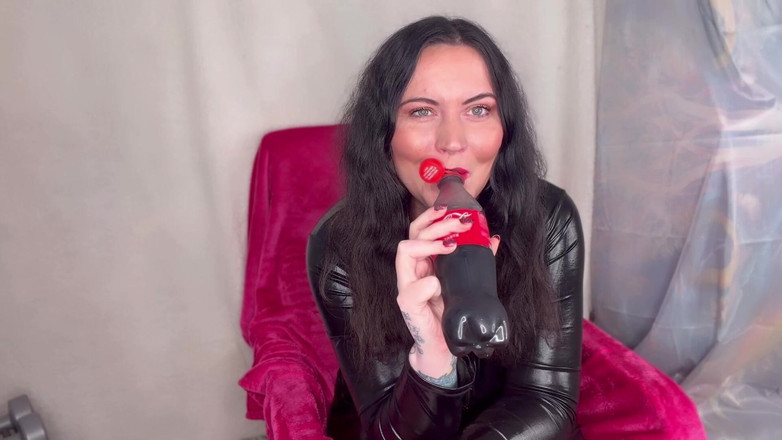 MissFFW: Slečna Ffw si užívá láhev coly a burping