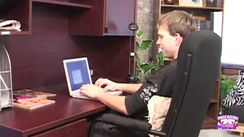 Huge Boobs MILF: 魅力的な熟女との3Pで2人の乱雑な大学生