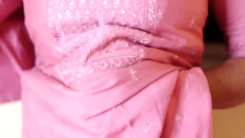 Mhjkrj054: デシ・バビは、彼女が一人で寝室にいたときに隣人に犯されました