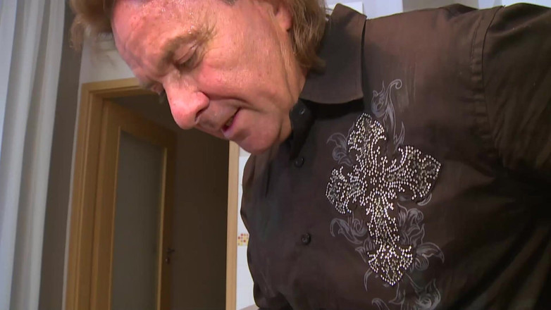 Old & Young: 젊은 금발이 늙은 이웃에게 놀란다