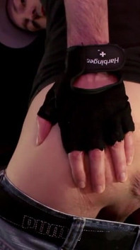 Peso da bola, foda com vibrador e plug de gordura na bunda