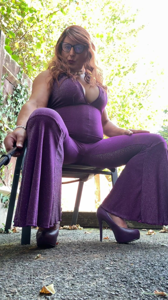 Kellycd2022: 穿着紫色紧身连衣裤和高跟鞋的性感 Crossdresser Kellycd2022