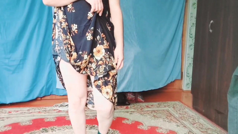 Kitty_Cross: Приголомшлива фембойка схиляється до дверей з кокетливою посмішкою