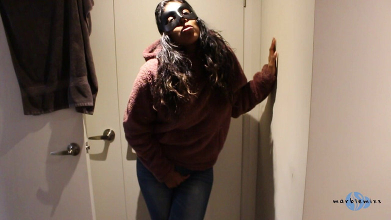 Raya Rai: 청바지를 입고 오줌 싸는 인도 소녀