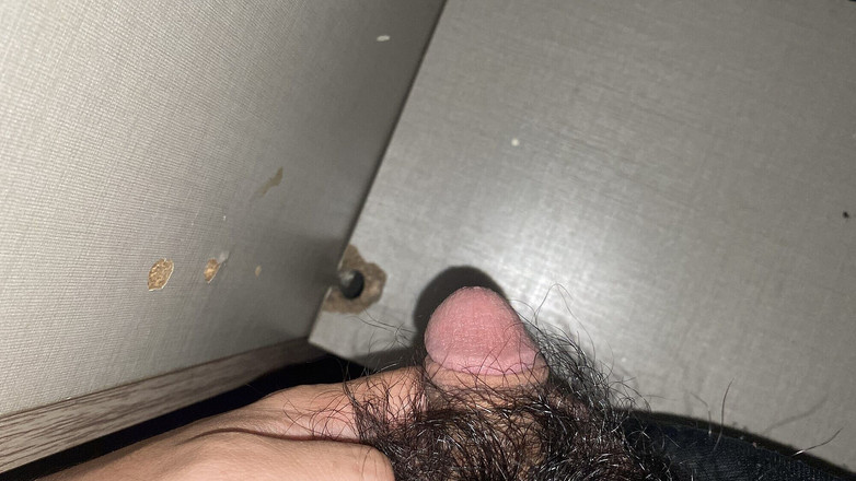 Jackson World: Verstecke verlangen hinter der schranktür