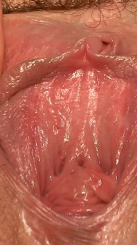 Geile deutsche MILF schiebt vibrator in muschi &stöhnt wild!
