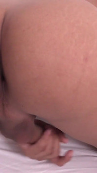 Ladyboy Nana acaricia y se corre
