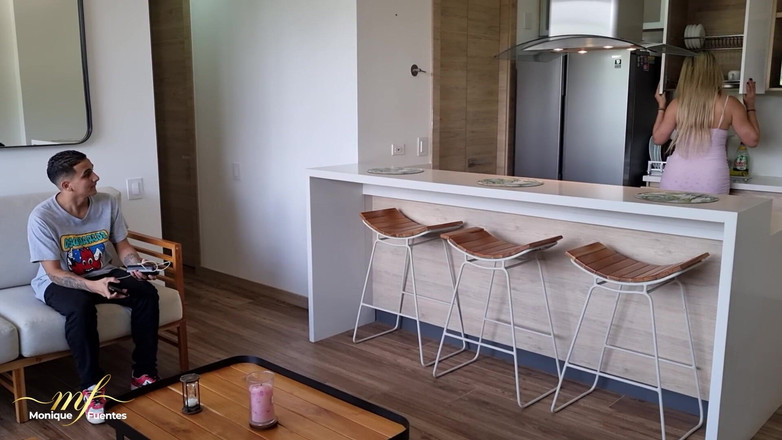 Monique Fuentes: MILF hjälper styvson att ha sex för första gången - Monique...