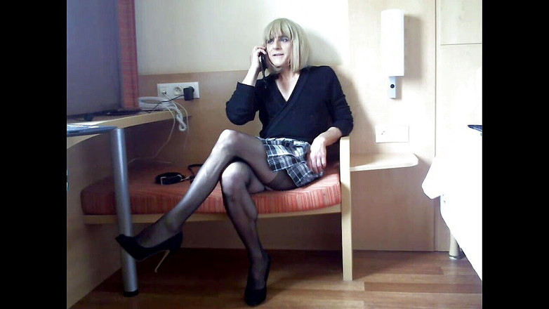 Faustine: Crossdresser Faustine telefonuje příteli.