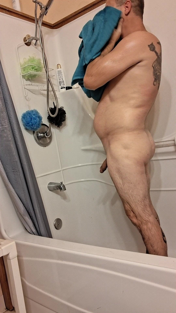 DubeSnackes: Dubesnackes, ukazování času a mydlení a tření jeho sexy těla.