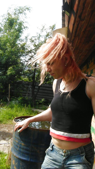 Alexa Cosmic: In kleren baad ik in een vat water. Wetlook in...