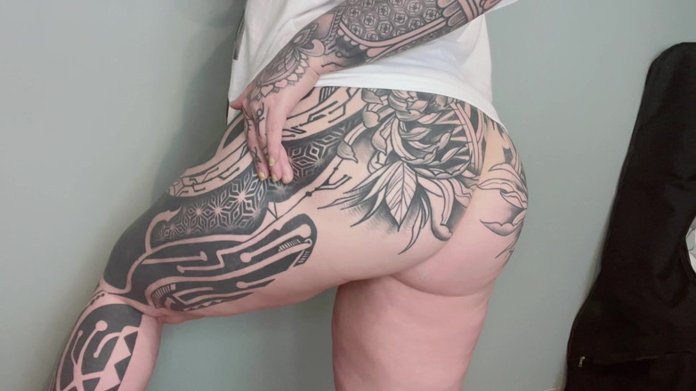 Miss Valentina: Поклонение татуированной заднице