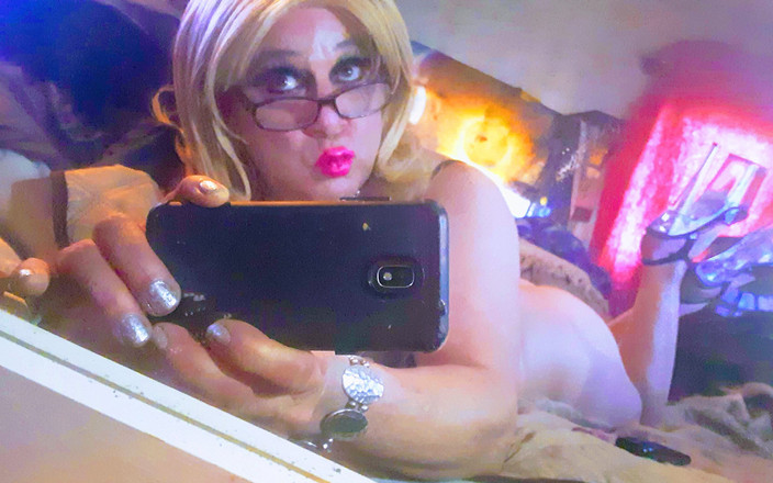 Krissy Sweets: Schöner TRANSvestit Krissy Sweets zeigt ihren süßen lil arsch!